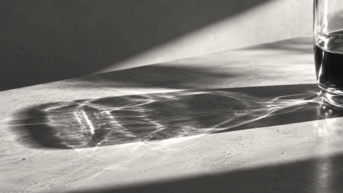 Black and white study of light and refraction through a glass – TERRU Notes, Clarity